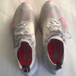 Girls flyknit running shoes